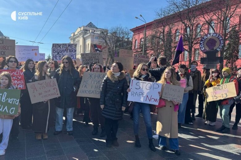 Марш женщин в Киеве прошел 8 марта В Киеве 8 марта прошел Марш женщин – впервые с начала полномасштабной войны. Участницы говорили о правах женщин, дискриминации в армии и новом Гражданском кодексе.
