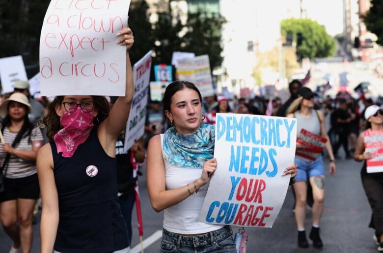 Протести проти Трампа – у США під час протестів проти Трампа затримали 74 людини Під час масових протестів «No Kings» у США проти дій президента Трампа та війни з Іраном поліція затримала понад 70 учасників, зокрема в Лос-Анджелесі, де демонстранти кидали каміння та пляшки в правоохоронців.