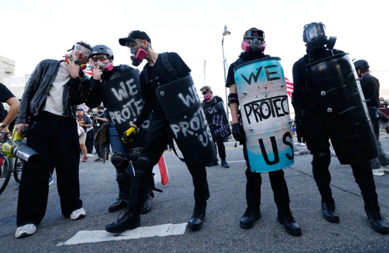 Протесты против Трампа – в США во время протестов против Трампа задержали 74 человека Во время массовых протестов «No Kings» в США против действий президента Трампа и войны с Ираном полиция задержала более 70 участников, в том числе в Лос-Анджелесе, где демонстранты бросали камни и бутылки в правоохранителей.