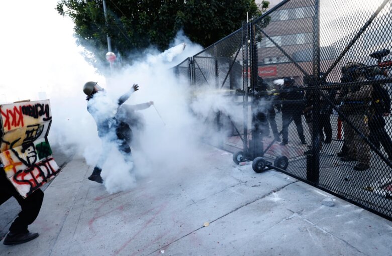 Протесты против Трампа – в США во время протестов против Трампа задержали 74 человека Во время массовых протестов «No Kings» в США против действий президента Трампа и войны с Ираном полиция задержала более 70 участников, в том числе в Лос-Анджелесе, где демонстранты бросали камни и бутылки в правоохранителей.