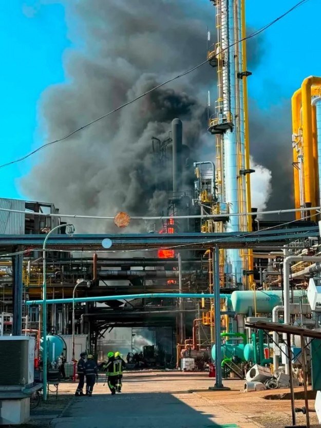 Взрыв на НПЗ в Венгрии – в Венгрии взрыв на заводе компании MOL, есть погибший и пострадавшие В городе Тисауйварош произошёл взрыв на заводе крупнейшей нефтегазовой компании Венгрии MOL. Официально подтверждена гибель одного человека, ещё несколько получили тяжёлые ранения.