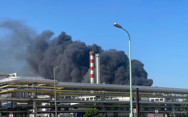 Взрыв на НПЗ в Венгрии – в Венгрии взрыв на заводе компании MOL, есть погибший и пострадавшие В городе Тисауйварош произошёл взрыв на заводе крупнейшей нефтегазовой компании Венгрии MOL. Официально подтверждена гибель одного человека, ещё несколько получили тяжёлые ранения.