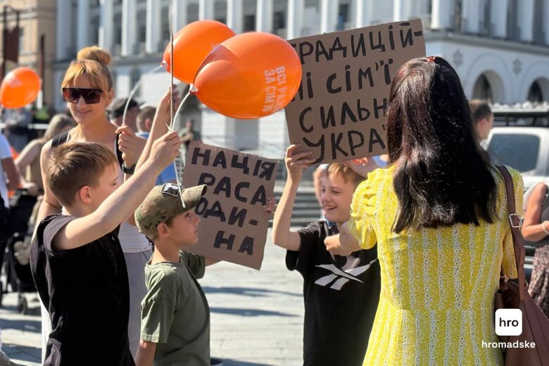 КиевПрайд в Киеве – на Майдане собрались противники Марша На Майдане Независимости перед Маршем «КиевПрайд» собрались десятки его противников, часть из них скрывает лица.