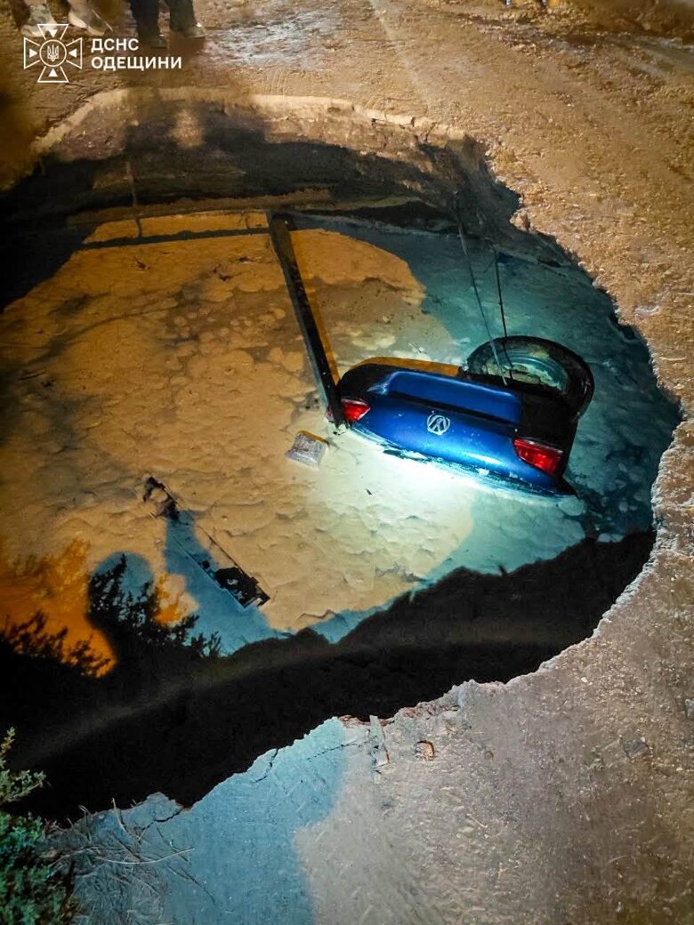 В Одесі автомобіль під час руху провалився під землю В Одесі на вулиці Петра Болбочана легковий автомобіль під час руху провалився в яму, заповнену водою. Ніхто не постраждав.