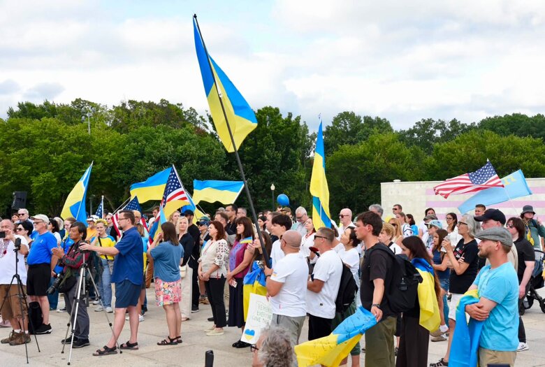 День Незалежності України у Вашингтоні – біля Меморіалу Лінкольна розгорнули прапор У Вашингтоні відзначили День Незалежності України. Біля Меморіалу Лінкольна розгорнули великий український прапор, провели марш та концерт.
