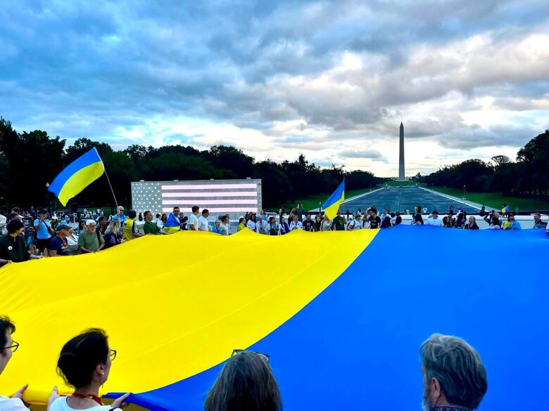 День Независимости Украины в Вашингтоне – у Мемориала Линкольна развернули флаг В Вашингтоне отметили День Независимости Украины. У Мемориала Линкольна развернули большой украинский флаг, провели марш и концерт.