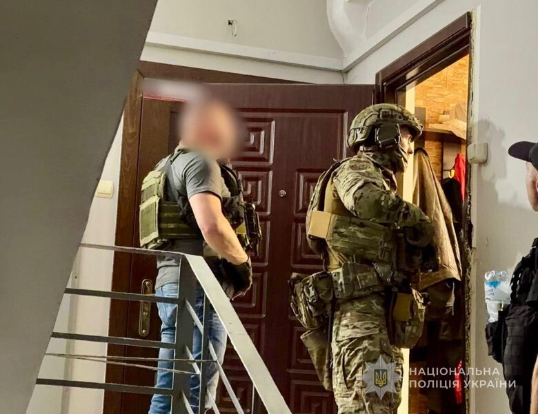 Стрельба в Одессе 29 августа – в Одессе мужчина застрелил родителей и покончил с собой после стрельбы В Одессе 50-летний мужчина из охотничьего ружья застрелил своих родителей, ранил брата, а после прибытия полиции покончил с собой. Правоохранители расследуют трагедию.