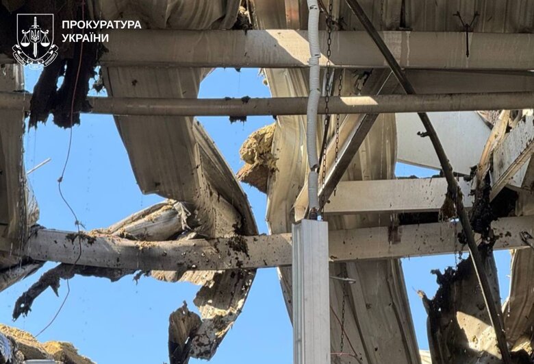 Атака на Харків – росіяни вранці влучили в Епіцентр, постраждала жінка Російські війська вранці 17 вересня атакували Епіцентр у Харкові. Внаслідок удару будівля зазнала значних пошкоджень та постраждала одна з працівниць.