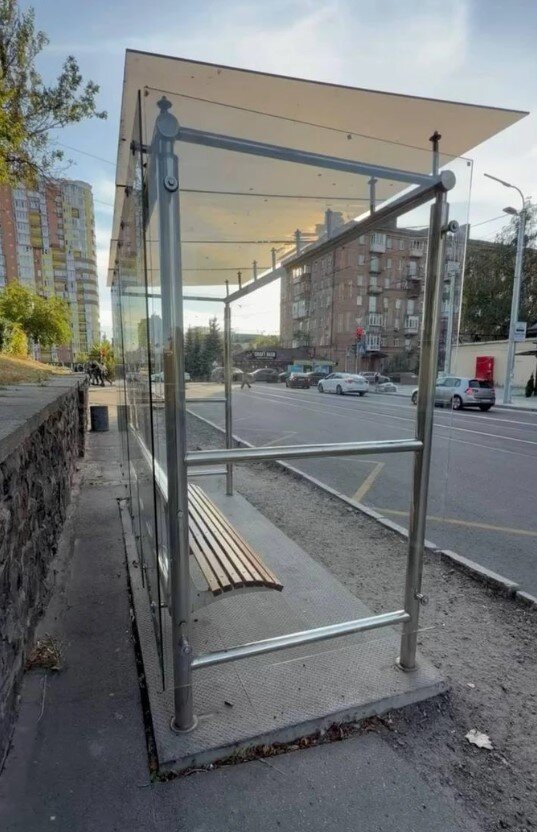 Стеклянные остановки на Лукьяновке в Киеве не покупали за бюджетные средства и установили давно Стеклянные остановки возле метро «Лукьяновская» установили еще в марте 2025 года за средства инвестора. «Киевпастранс» разъяснил ситуацию после скандала.