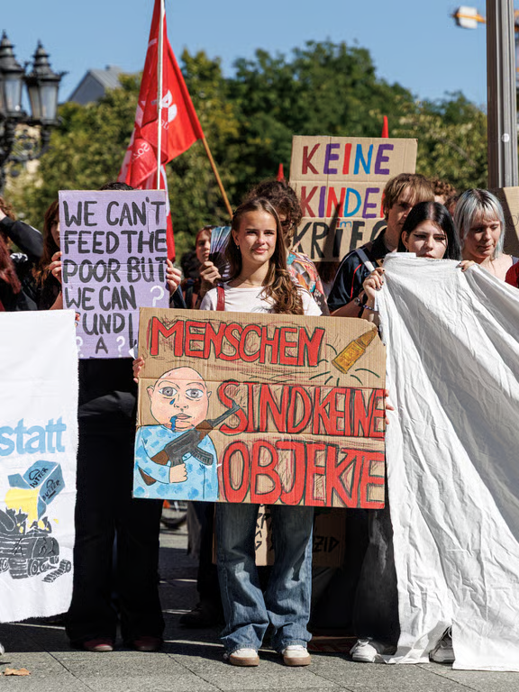 Військова служба в Німеччині – країну охопили масові протести школярів проти обов'язкового призову У близько 100 містах по всій Німеччині триває хвиля антивоєнних протестів школярів, які виступають проти запровадження військової повинності.