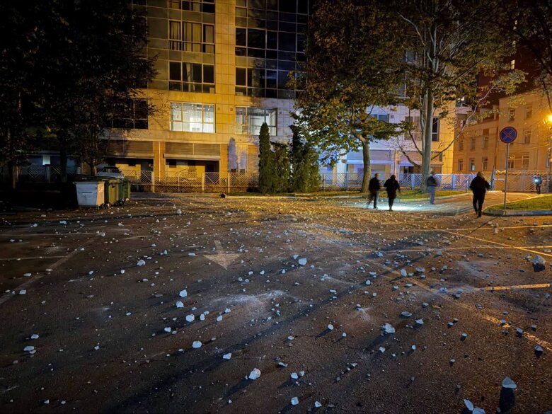 Атака на Днепр 2 октября – россияне повторно попали в бизнес-центр, атакованный 28 сентября В Днепре россия второй раз за неделю атаковала бизнес-центр в центре города. На крыше здания возник пожар, который спасатели локализовали.