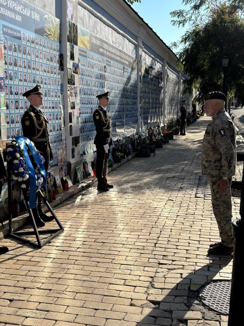 Военные НАТО в Украине – Украину впервые за 8 лет посетили военные представители 32 стран Альянса Украину впервые за восемь лет посетил председатель Военного комитета НАТО, адмирал Джузеппе Каво Драгоне и 32 военных представителя Альянса.