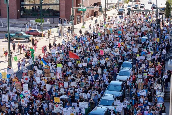 Протести проти Трампа у США – у США пройшли акції проти Трампа перед проміжними виборами У містах США відбулися сотні акцій руху No Kings проти Дональда Трампа. Учасники закликали американців достроково голосувати на проміжних виборах 3 листопада.