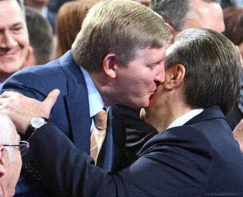 У День поцілунку Слово і Діло зібрало найбільш видовищні поцілунки українських і зарубіжних політиків.