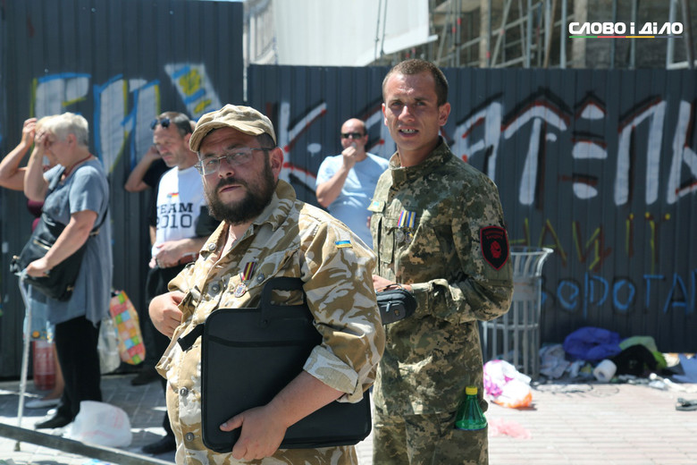 Слово и Дело сделало фоторепортаж событий возле кафе, которое находится в сожженном во время Евромайдана Дома профсоюзов.