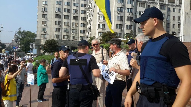 Противники крестного хода Украинской православной церкви Московского патриархата собираются на Европейской площади в Киеве.
