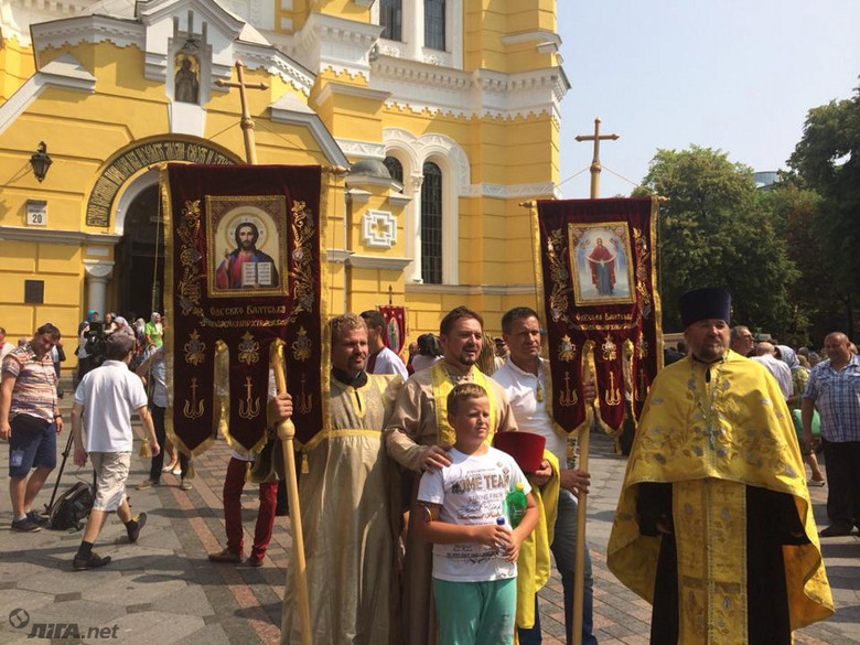 Киевский патриархат решил ответить на крестный ход Московского и провел свое шествие до Владимирской горки.