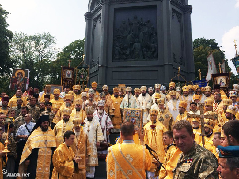 Киевский патриархат решил ответить на крестный ход Московского и провел свое шествие до Владимирской горки.