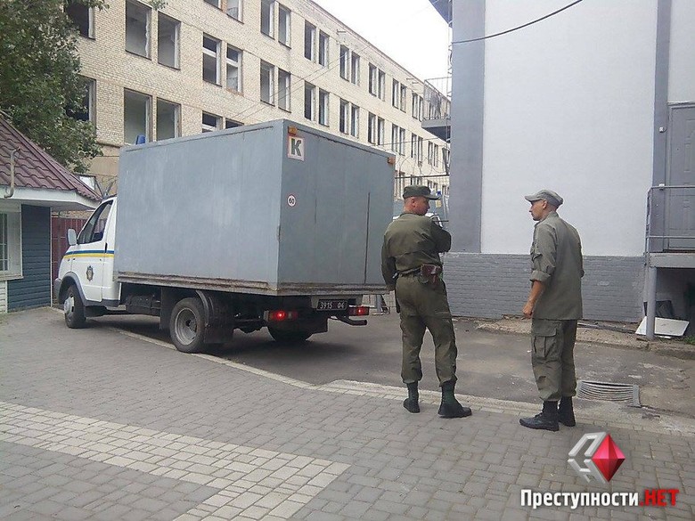 Миколаївські ЗМІ оприлюднили фото поліцейської вантажівки, якою доправили до суду підозрюваних у вбивстві Цукермана.