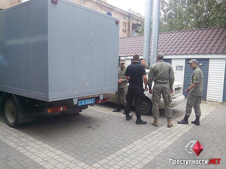 Николаевские СМИ опубликовали фото полицейского грузовика, на котором доставили в суд подозреваемых в убийстве Цукермана.