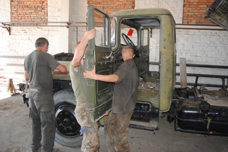 Шасі КрАЗ має кращі ходові якості й легше в експлуатації, на відміну від автомобіля Урал, на який спочатку встановлювалися Гради.