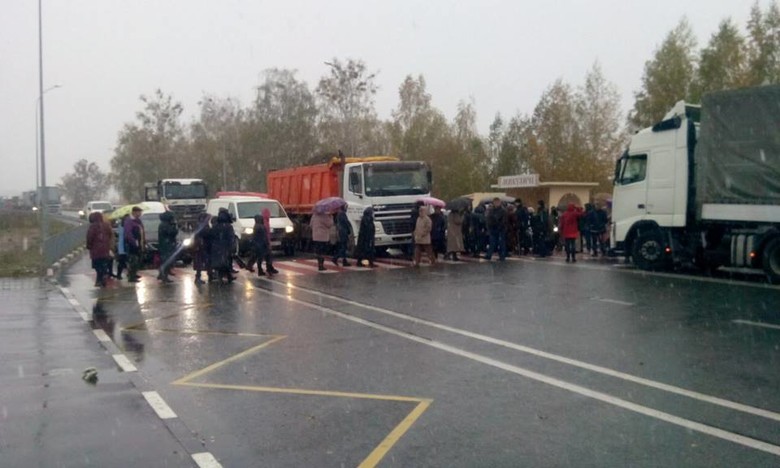 За 49 км від Києва в результаті блокування міжнародної траси утворився багатокілометровий затор.
