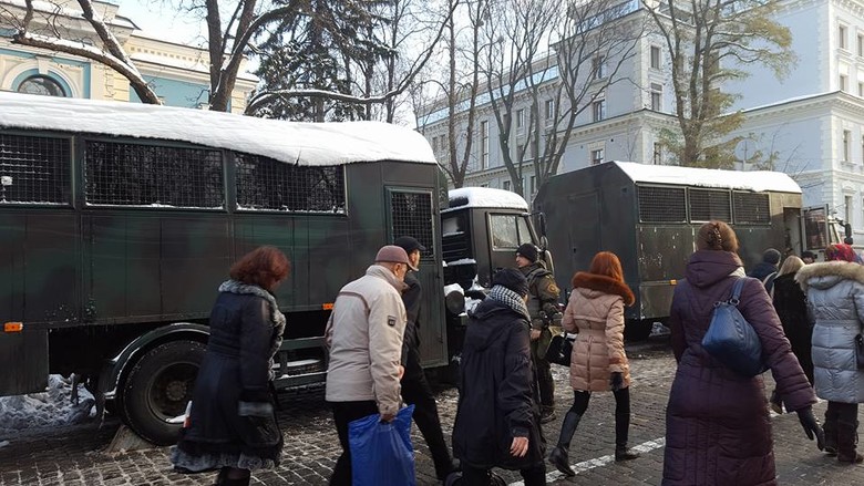 Из-за многочисленных заявок о проведении акций протеста в Киеве перекрыли улицы Крещатик и Институтскую.