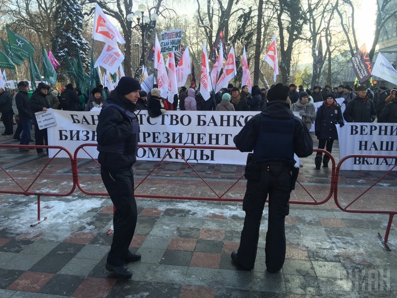 Около двух тысяч людей принимают участия в митингах, которые проходят под Национальным банком Украины и Верховной Радой.