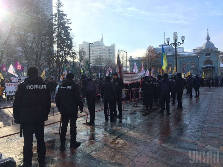 Около двух тысяч людей принимают участия в митингах, которые проходят под Национальным банком Украины и Верховной Радой.
