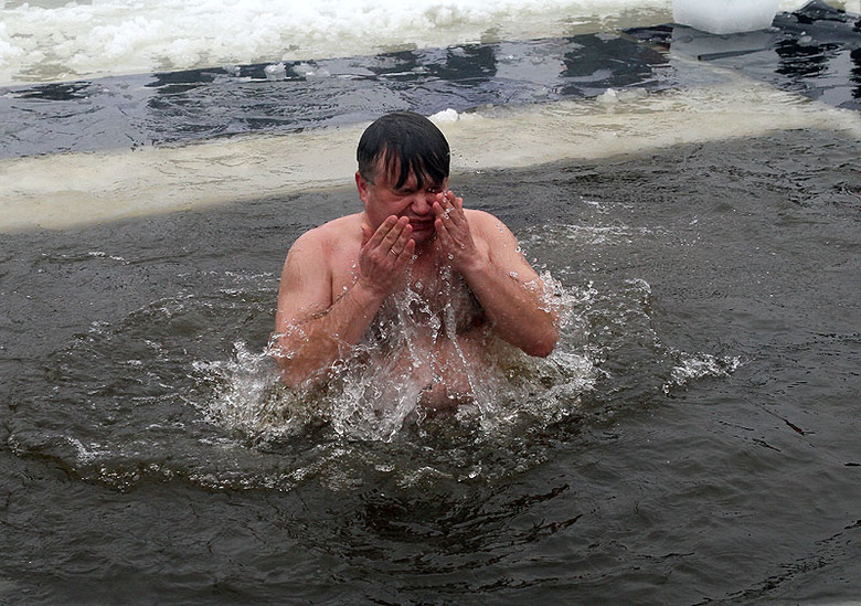Напередодні свята Хрещення Господнього Слово і Діло зробило добірку фото найвідоміших українських політиків під час купання в крижаній воді.