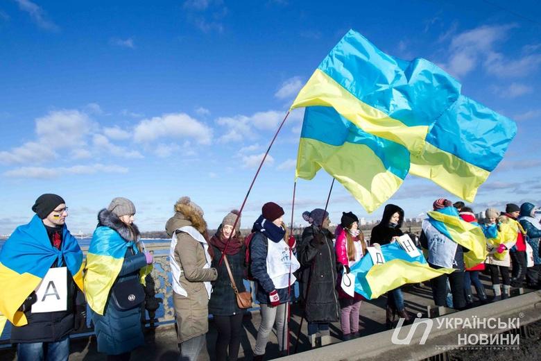 Сьогодні у День Соборності в Києві на мосту Патона символічно з'єднали «живим ланцюгом» правий і лівий береги України.