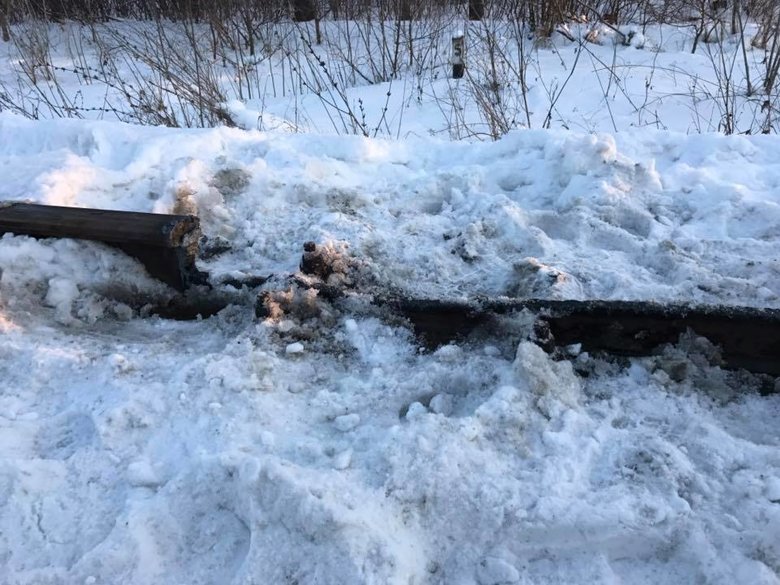 Народный депутат Украины Владимир Парасюк опубликовал в Facebook фотографии подорванного рельса железнодорожного пути.