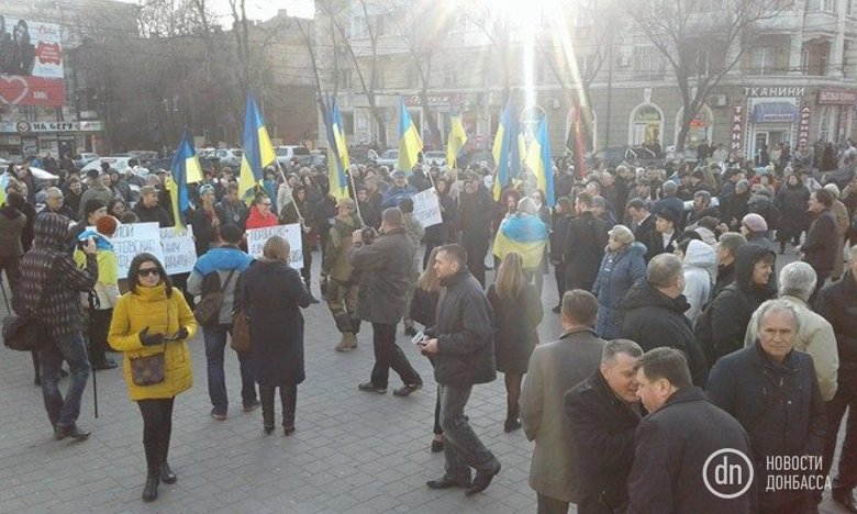 В Мариуполе проходит митинг против торговой блокады временно оккупированных территорий Донбасса. Митинг проходит на Театральной площади города.