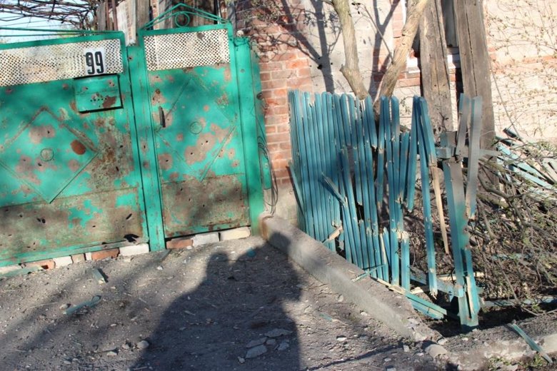 В результате минометного обстрела частного сектора Авдеевки повреждены крыши домов и линия электропередач.