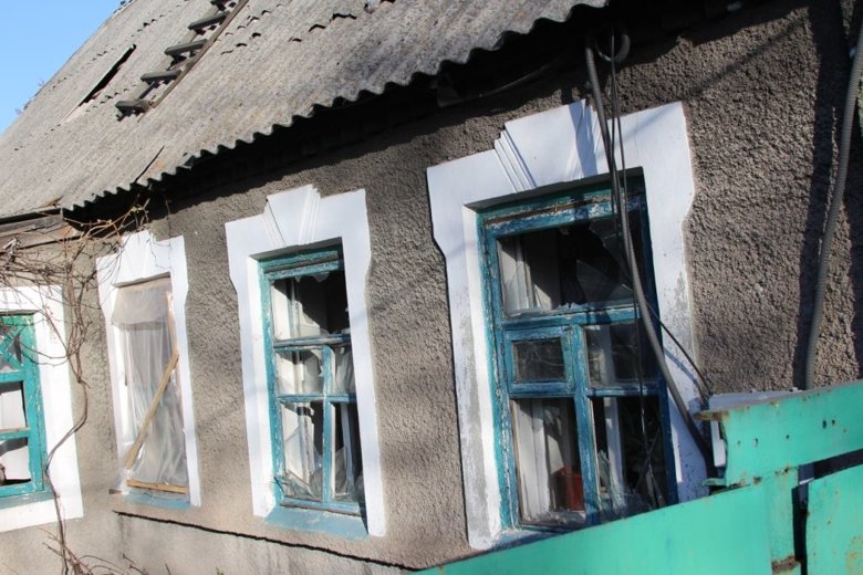 В результате минометного обстрела частного сектора Авдеевки повреждены крыши домов и линия электропередач.