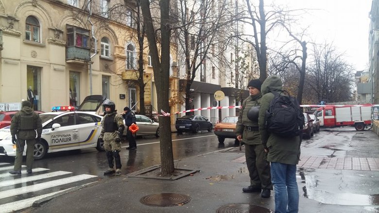 Сотрудники полиции перекрыли улицу Мироносицкую от перекрестка с Иванова в Харькове, где недалеко проходят обыски у сына главы МВД.