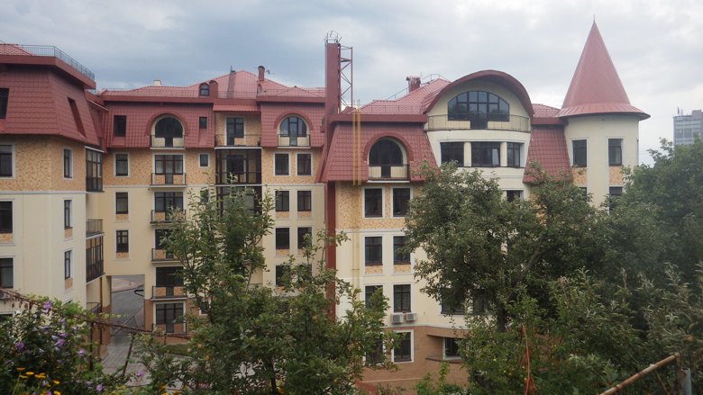 Сын руководителя Министерства внутренних дел владеет в Киеве элитной квартирой стоимостью более миллиона долларов.