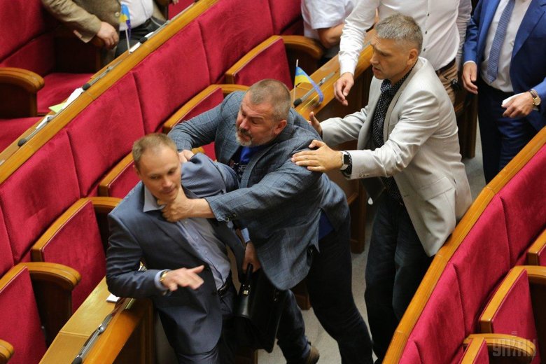 В сессионном зале ВР произошла стычка между депутатами Юрием Березой и Александром Долженковым.
