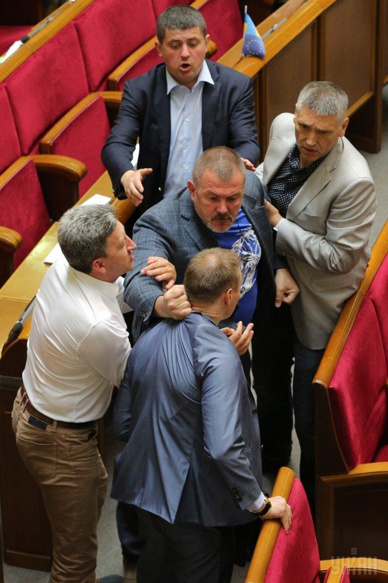 В сессионном зале ВР произошла стычка между депутатами Юрием Березой и Александром Долженковым.