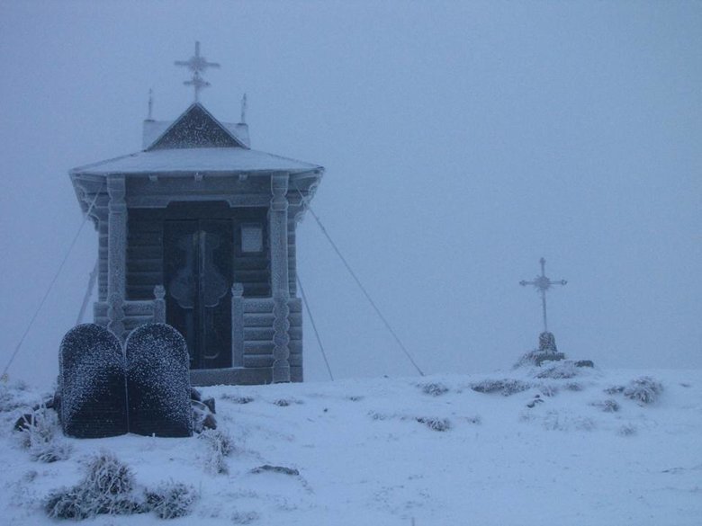 В Карпатах выпал первый снег. Спасатели предупредили туристов об ухудшении погоды в горах.