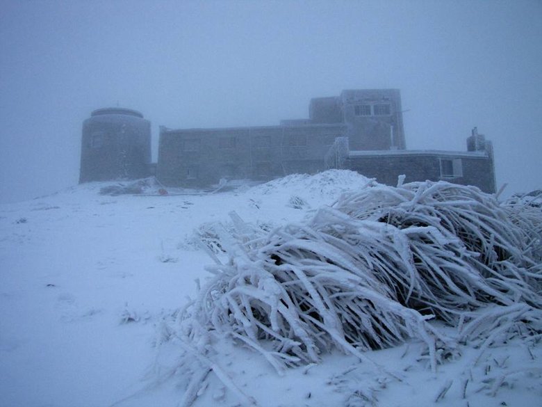 В Карпатах выпал первый снег. Спасатели предупредили туристов об ухудшении погоды в горах.