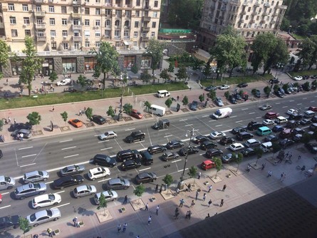 Активісти так званого «Фінансового майдану» перекрили вулицю Грушевського і заблокували Верховну Раду. Водночас на Хрещатику відбувається ще один протест, через що рух по центральній вулиці Києва також заблокований.