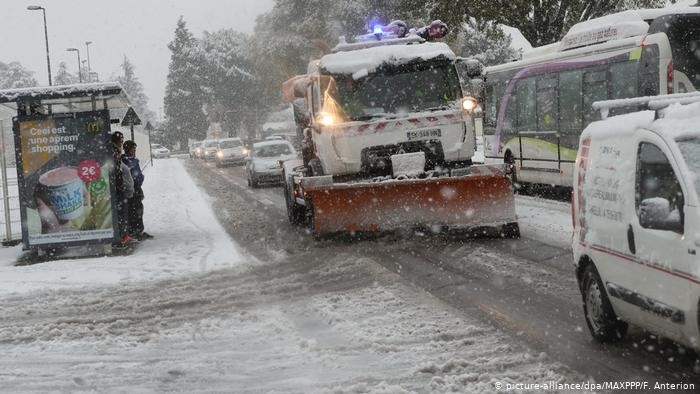 Во Франции 200 тыс. домов остались без света из-за снега