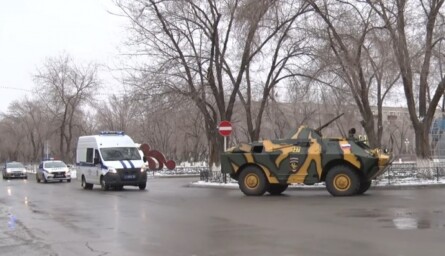 На видео попал БРДМ с российским флагом и военный грузовик, едущие в сопровождении полицейской автоколонны.