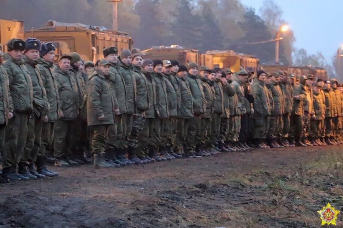 На территории Беларуси сейчас может находиться около 9 тысяч российских военнослужащих. но активного передвижения техники возле границ нет.