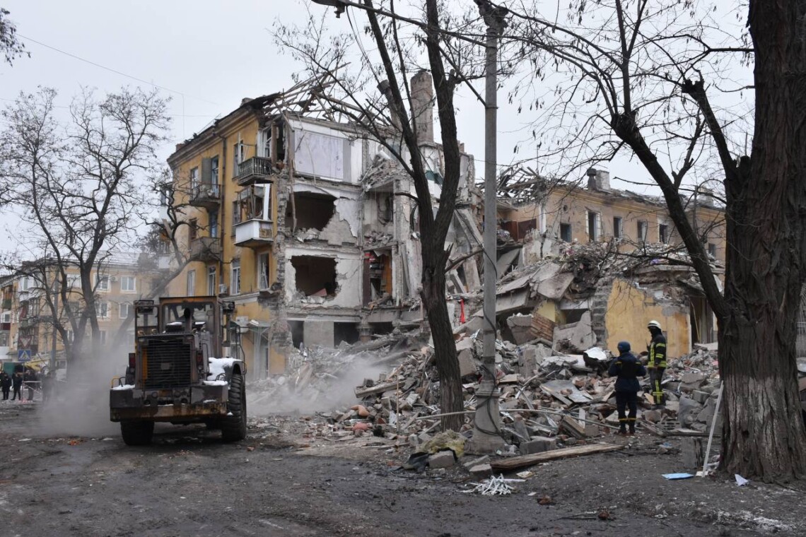Под завалами дома в Краматорске обнаружили тело ещё одной жертвы обстрела оккупантов. Число жертв теракта возросло до четырёх.