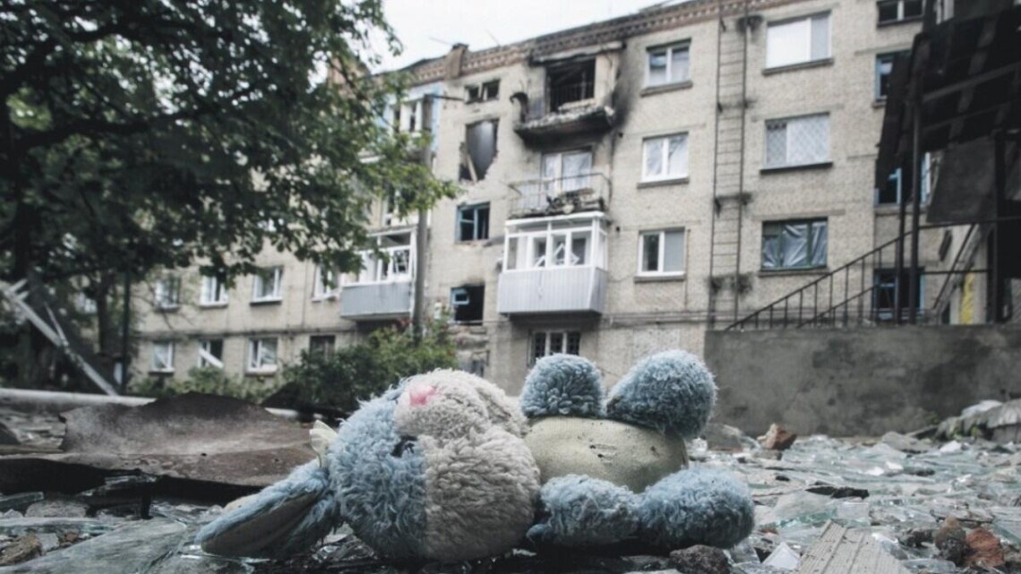 С начала полномасштабного вторжения россии погибли 459 несовершеннолетних, более 900 — ранены. Больше всего пострадало детей в Донецкой, Харьковской и Киевской областях.