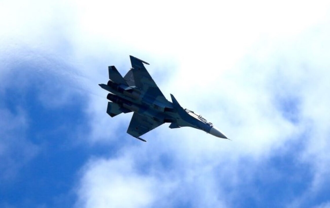 В минувшие выходные из Беларуси с аэродрома Барановичи полетел ещё один российский бомбардировщик Су-34.