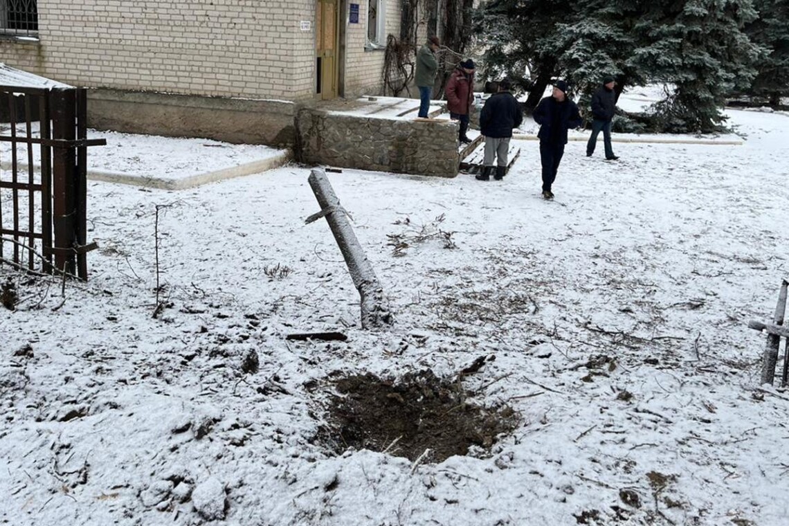 Российские военные сегодня днём обстреляли село в Чугуевском районе, а также Волчанск. Ранены трое взрослых и ребёнок.