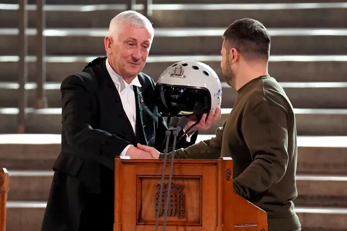 Владимир Зеленский, выступая в парламенте, заранее поблагодарил Британию за предоставление самолётов. Он также подарил спикеру Палаты представителей шлем пилота.